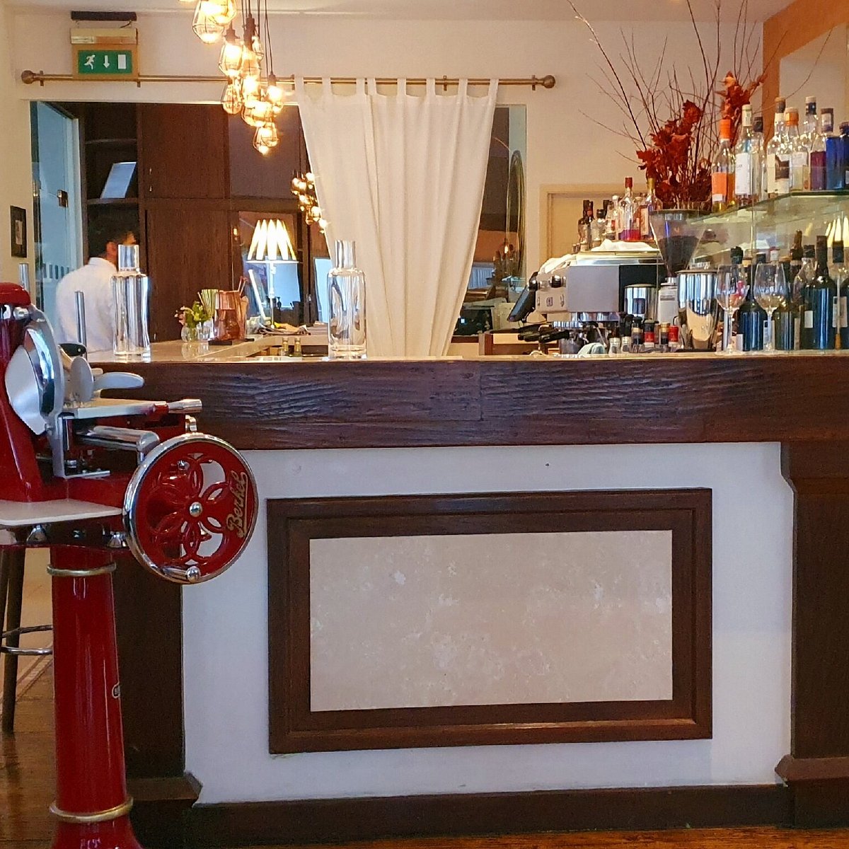 Stylish Cellar Suite bar, networking event, cocktail reception