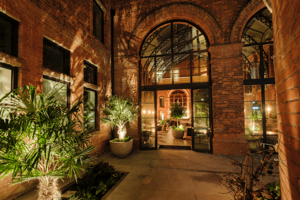 Oz & Isle outdoor event, brick, cocktails, reception