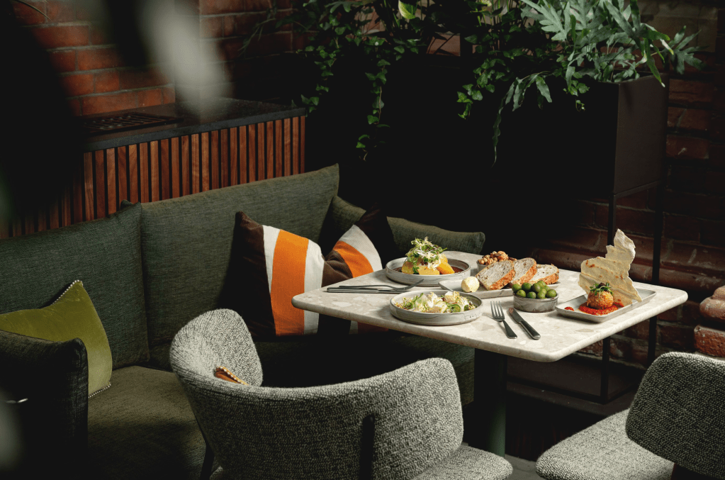 Oz & Isle upscale lounge, private dining, executive retreat