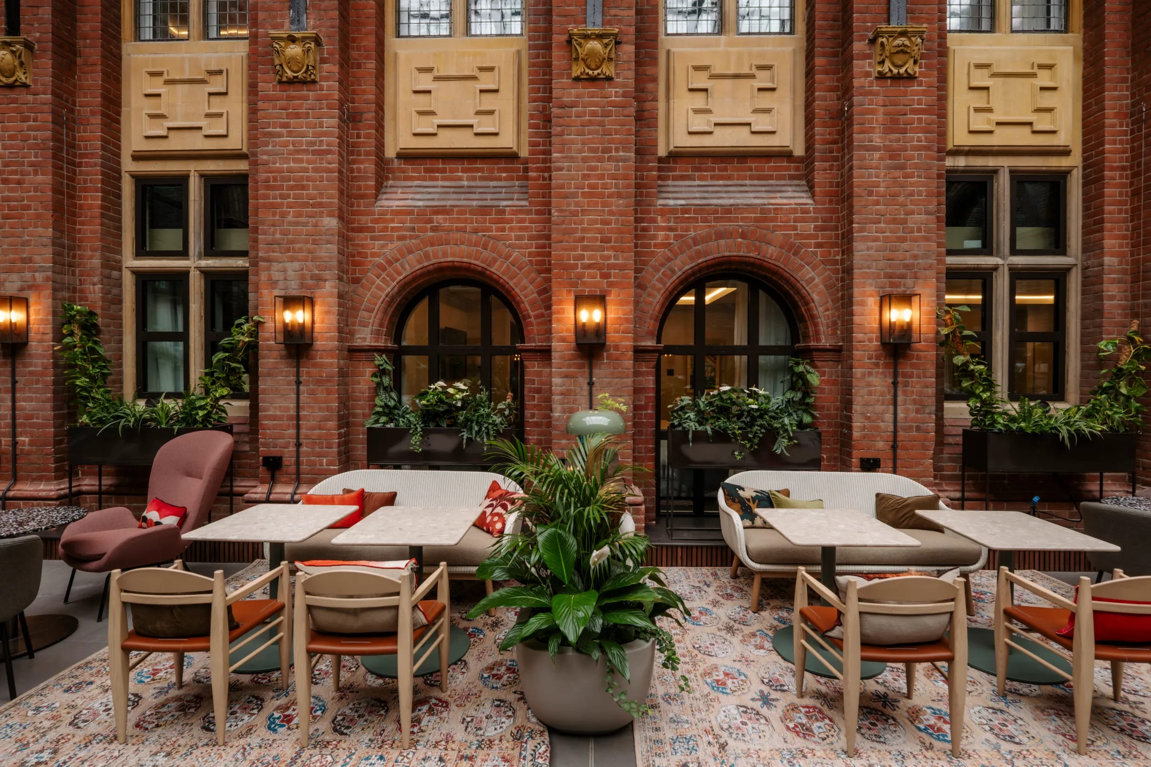 Oz & Isle Cambridge courtyard networking meeting