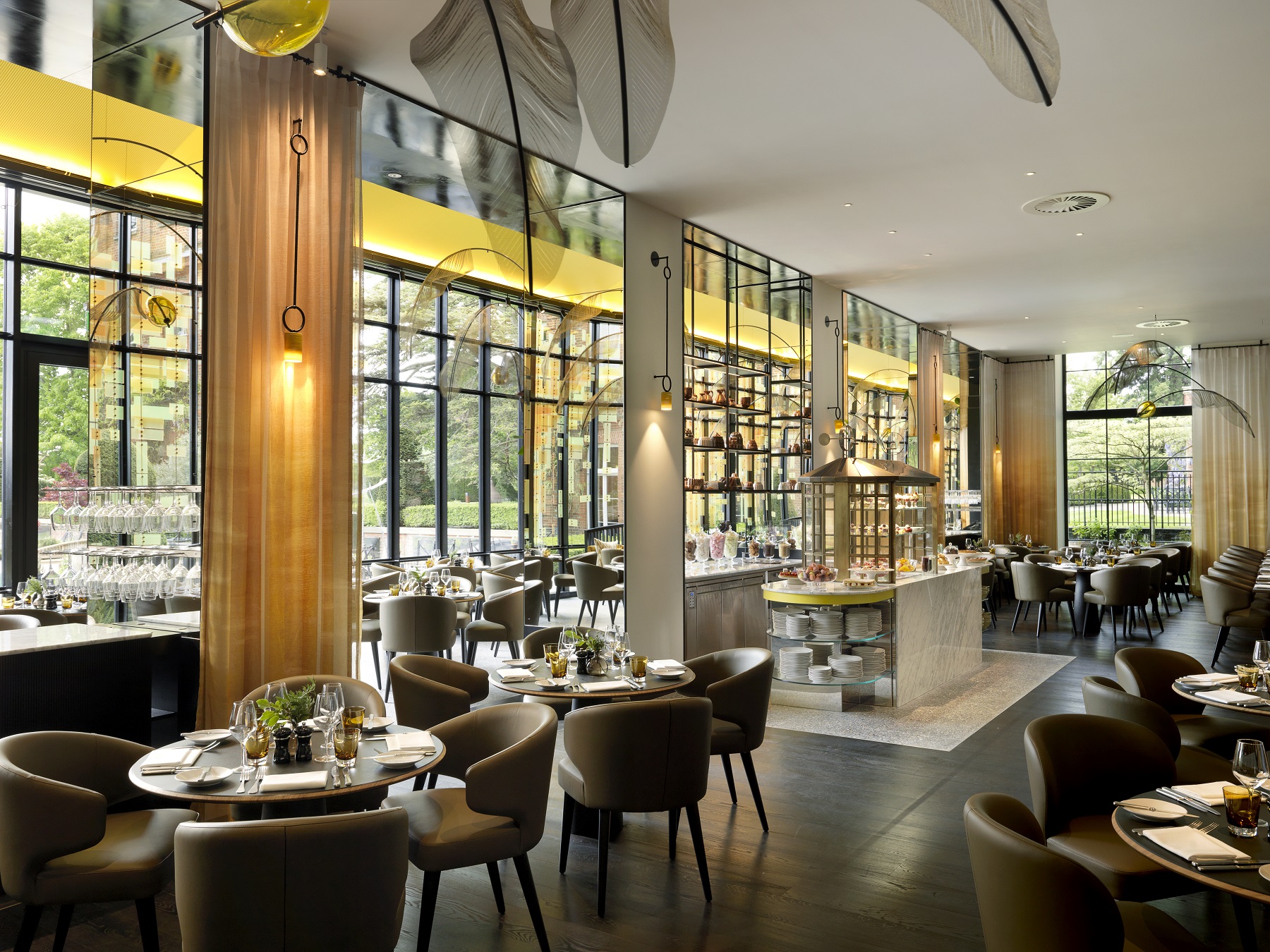 Glasshouse dining: upscale corporate event venue, cocktail reception