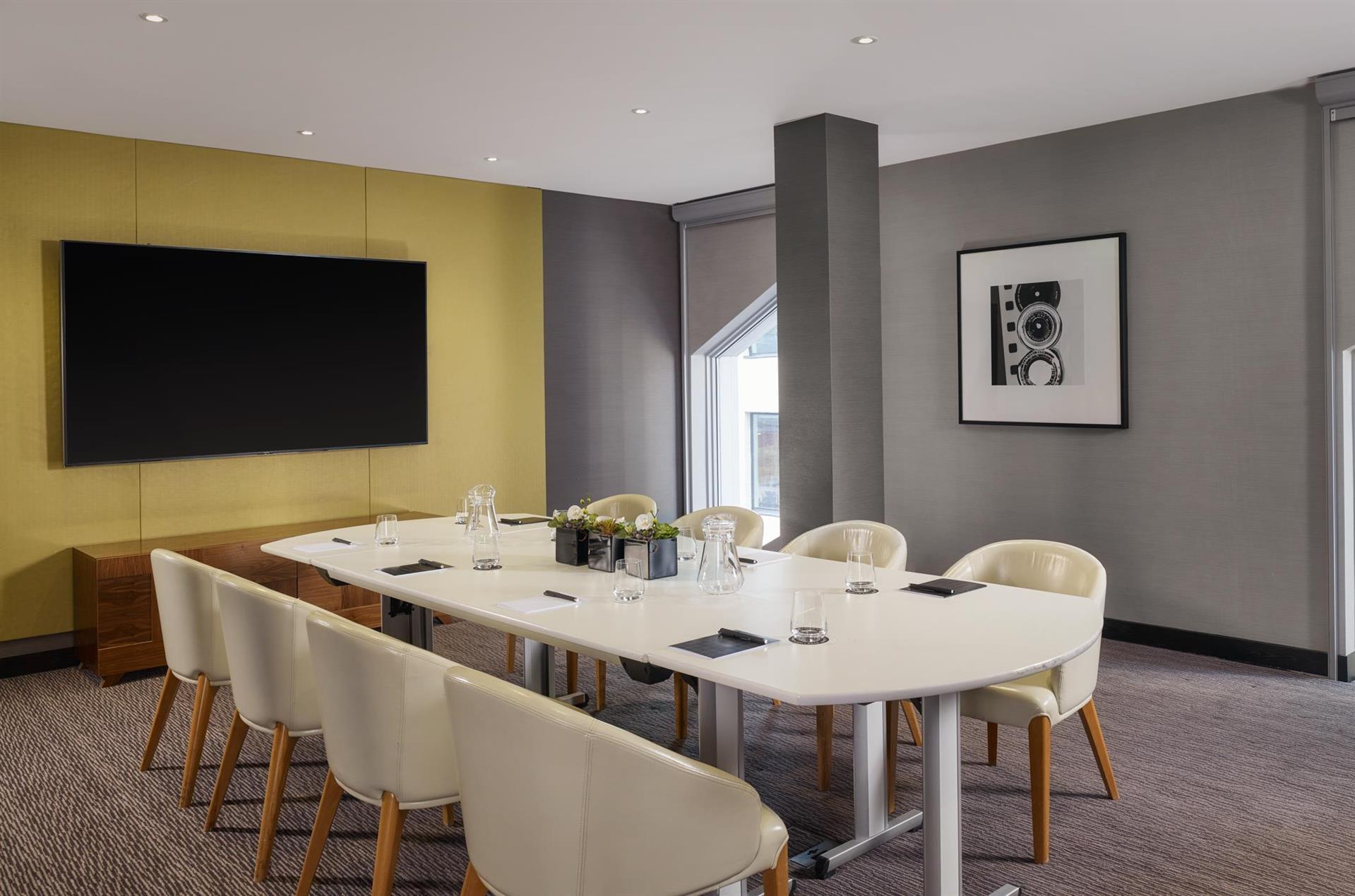 Montcalm East, Autograph Collection - image 4