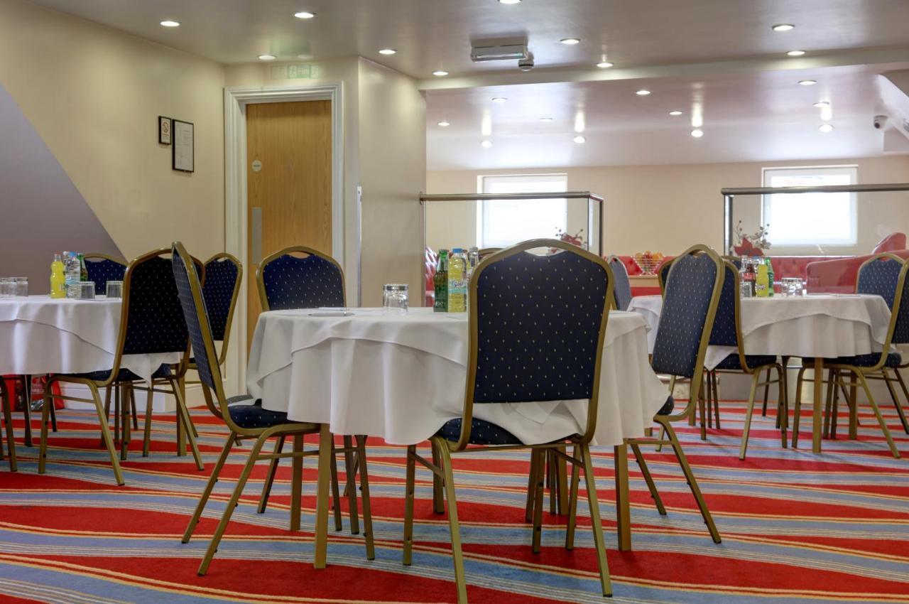 London Hotel banquet conference room, round tables
