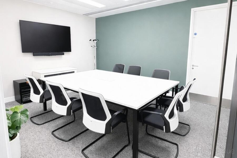 Modern 8-person meeting room, London Bridge. Strategy, training.