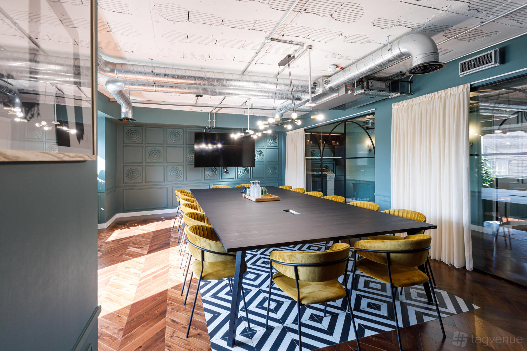 CREO London Bridge: 16-person boardroom, modern AV, business meeting