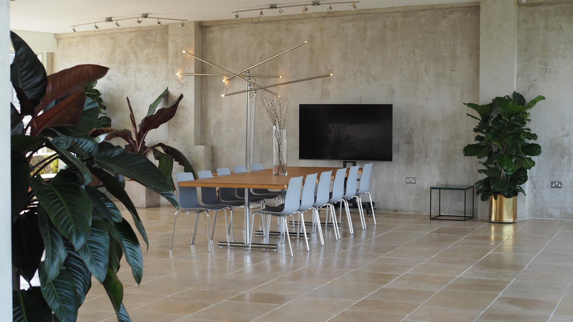 Boardroom London, meeting space, natural light, presentation.