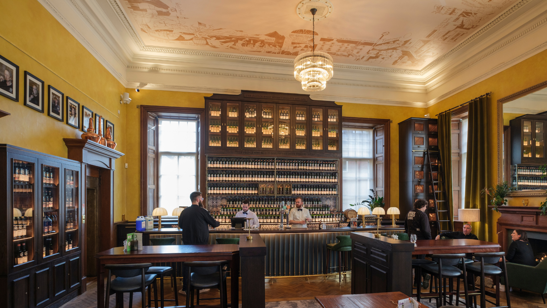 Sophisticated Oval Room at SMWS: Ideal for exclusive corporate networking and VIP receptions.