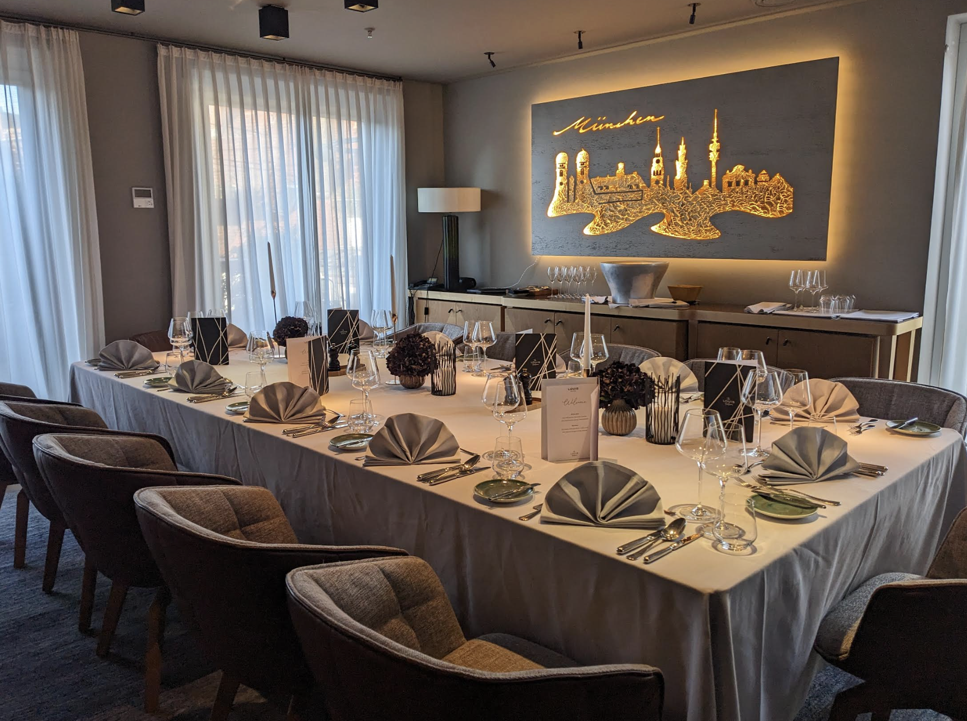 LOUIS Hotel private dining room with custom wall art for corporate meetings and VIP events.