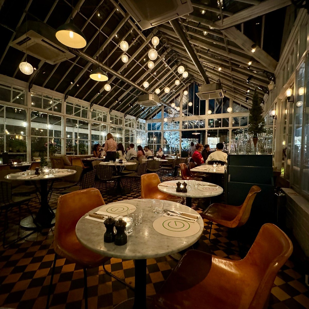 Gees Restaurant & Bar - image 1