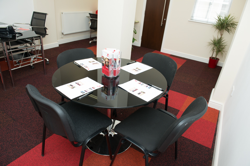 Compact breakout room with pillar for small group training and corporate workshop meetings.