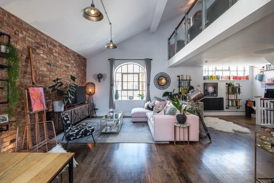 Modern 5-Bedroom Duplex Flat - image 3