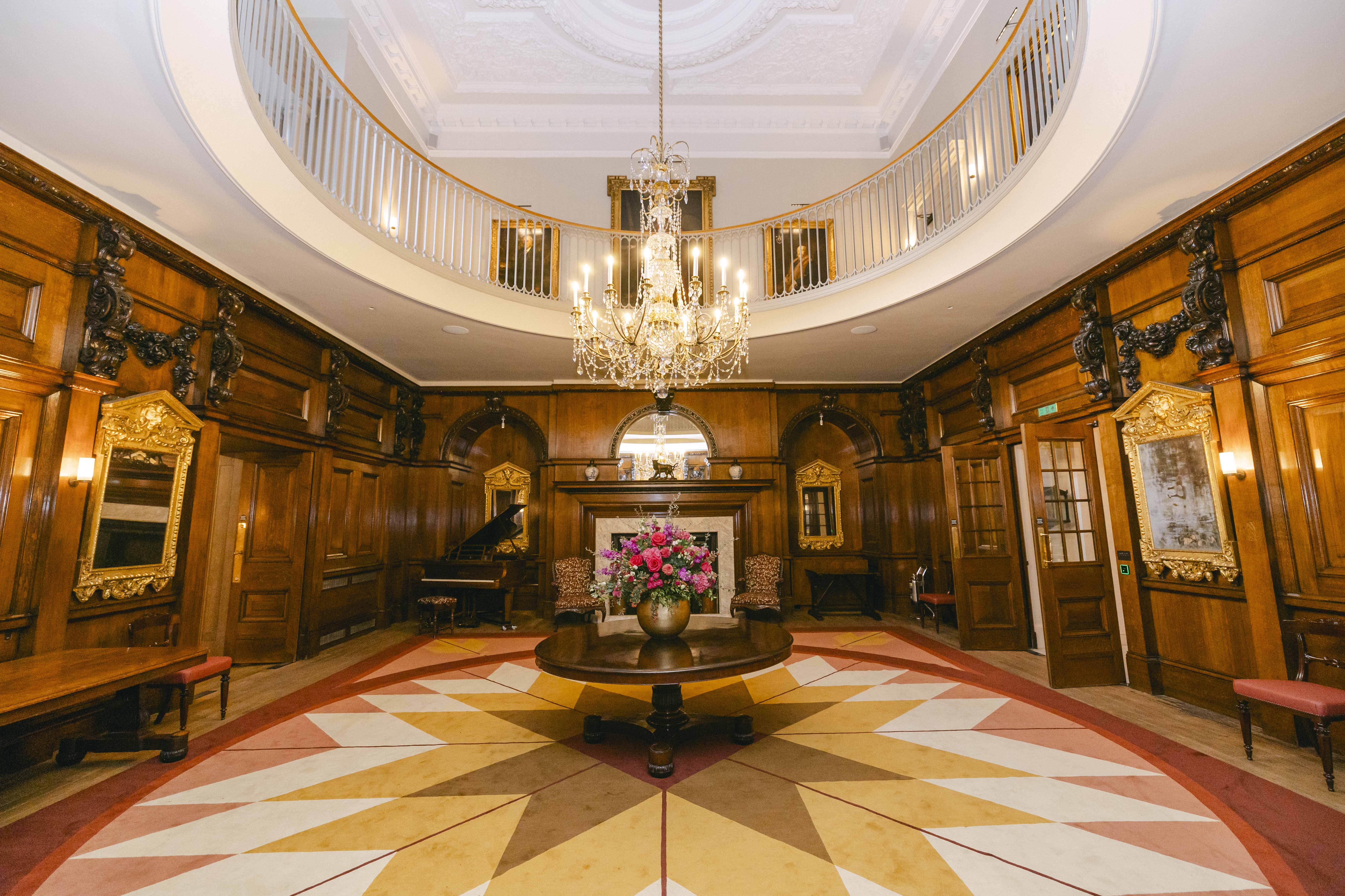 8½ London - image 1