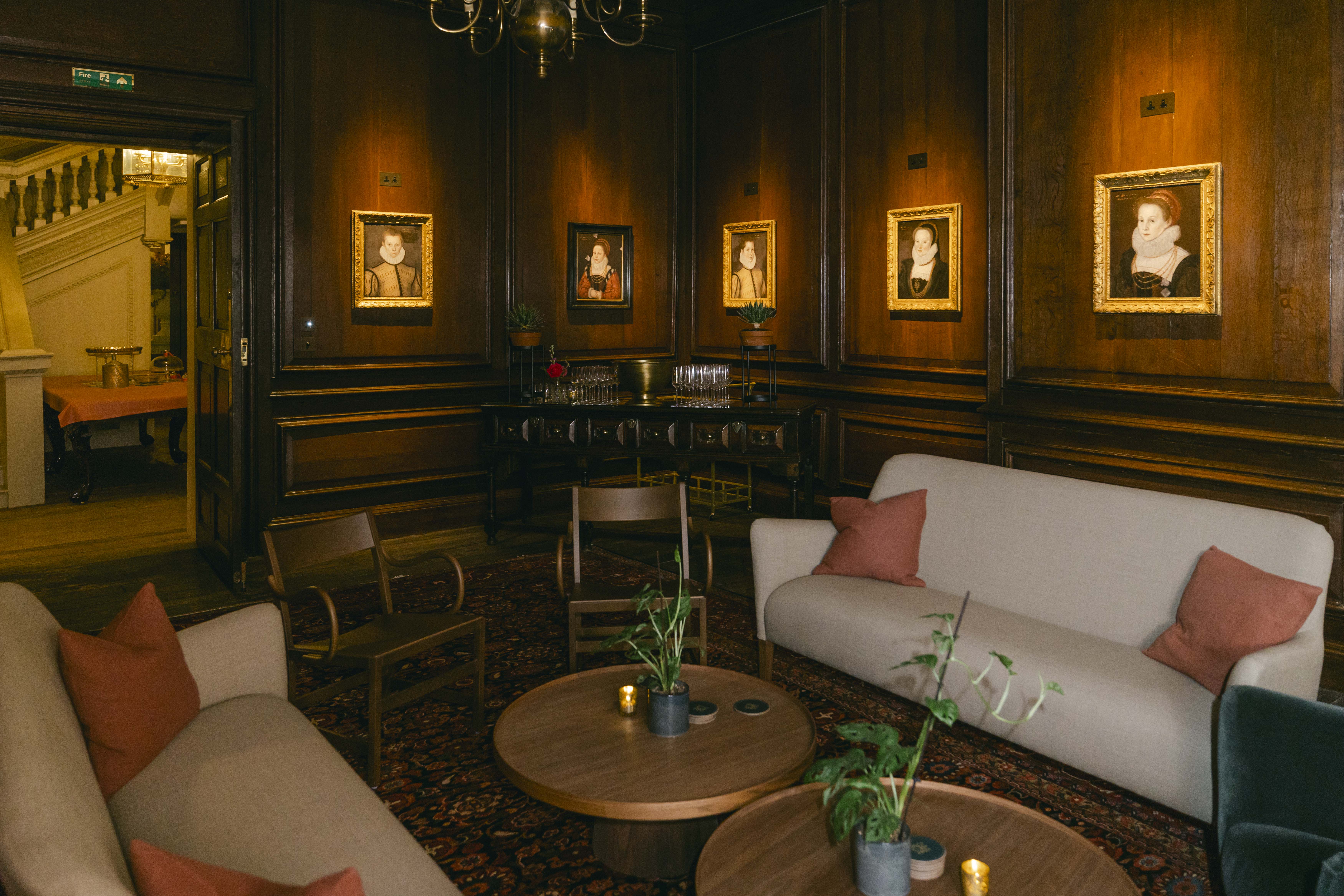 8½ London - image 3