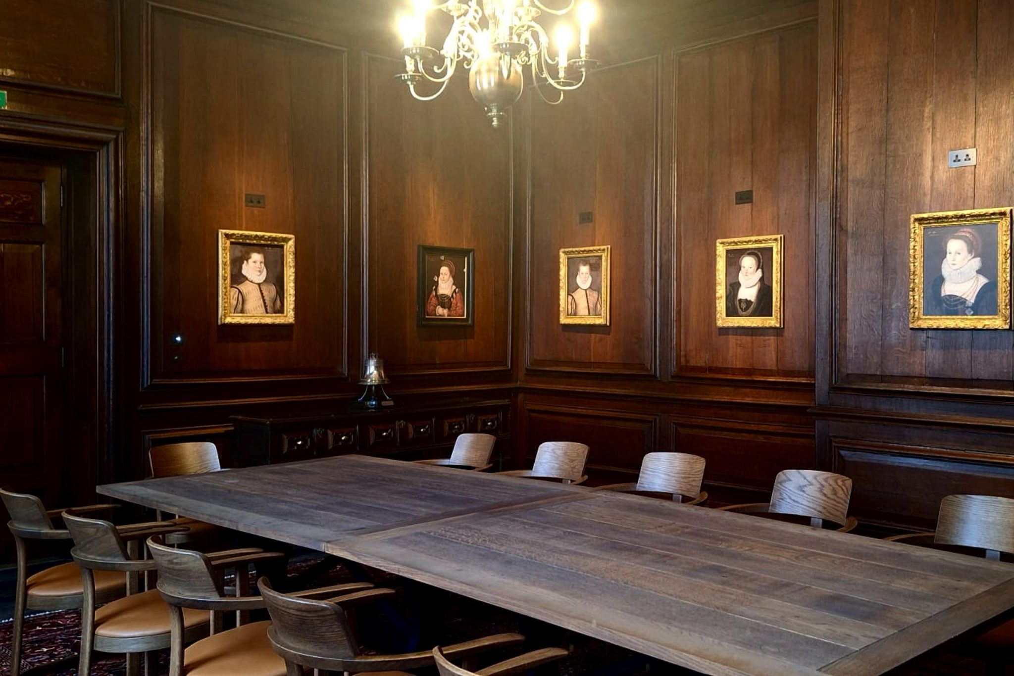 8½ London - image 1
