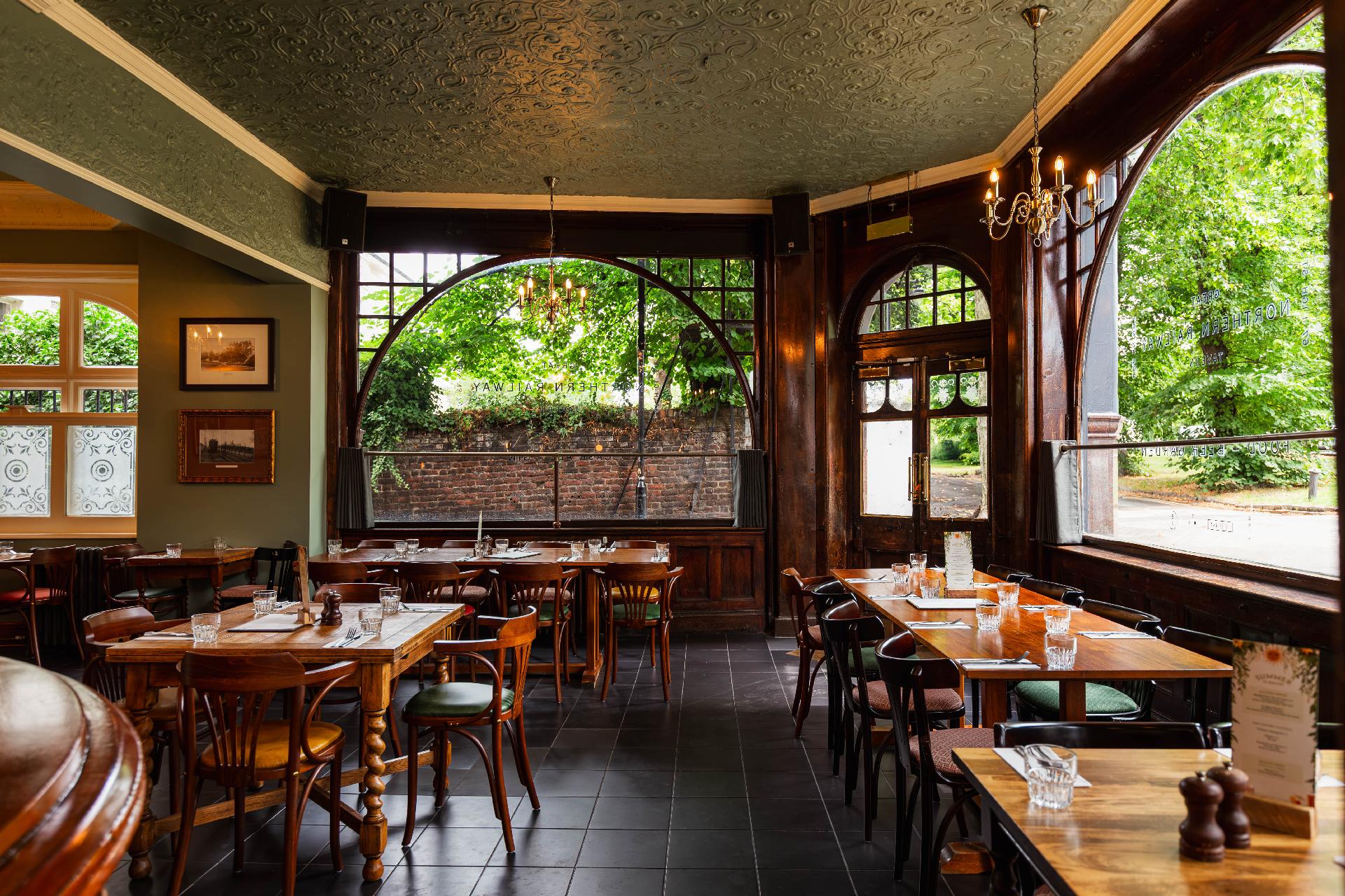 Great Northern Railway Tavern - image 2