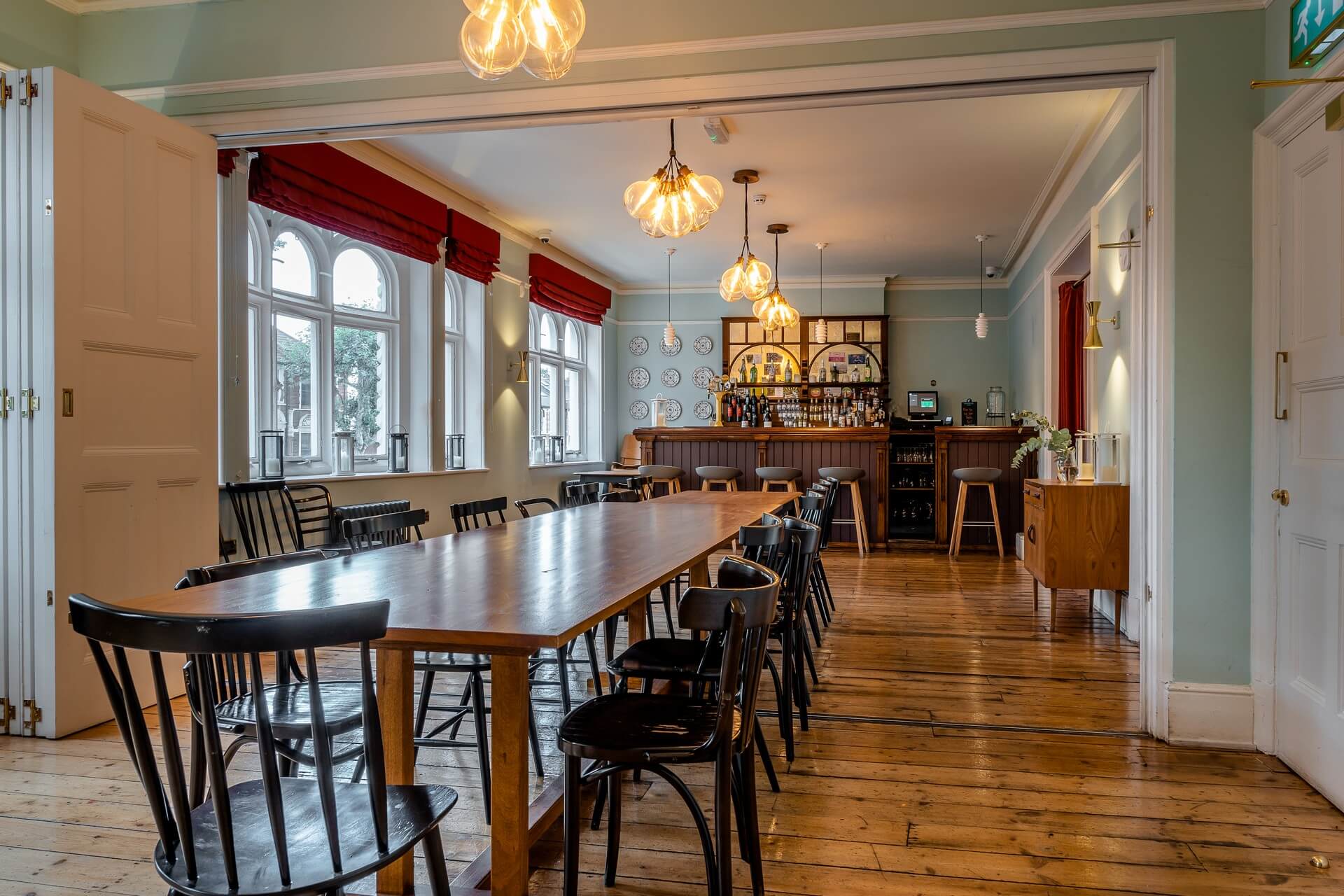 Great Northern Railway Tavern - image 1