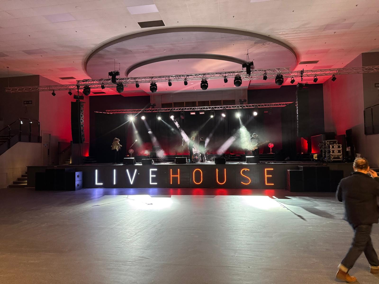 LIVEHOUSE - image 1