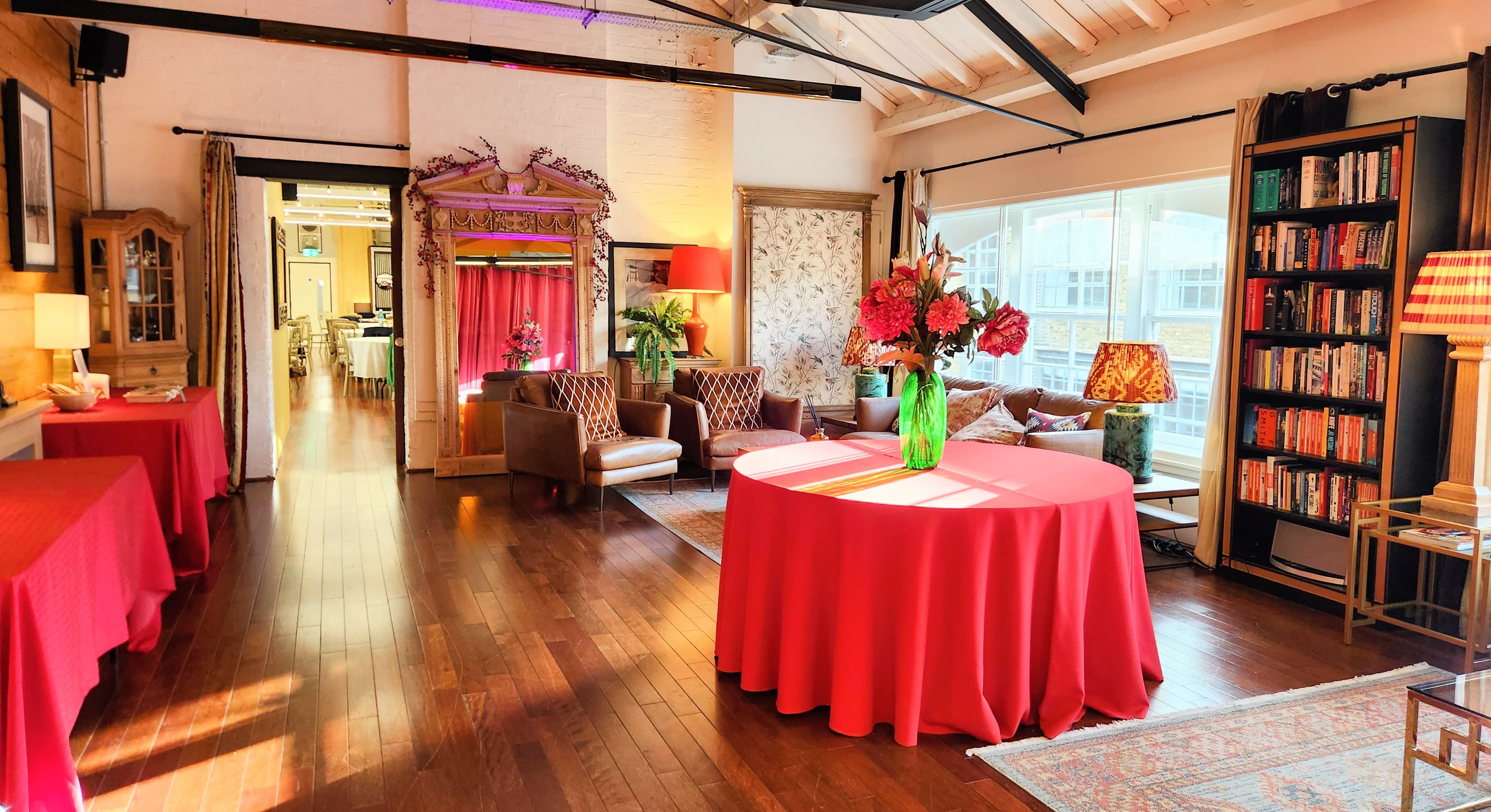 Underwood Lofts high-contrast breakout room for intimate networking and corporate board meetings.