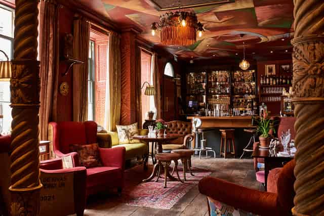 Cocktail lounge