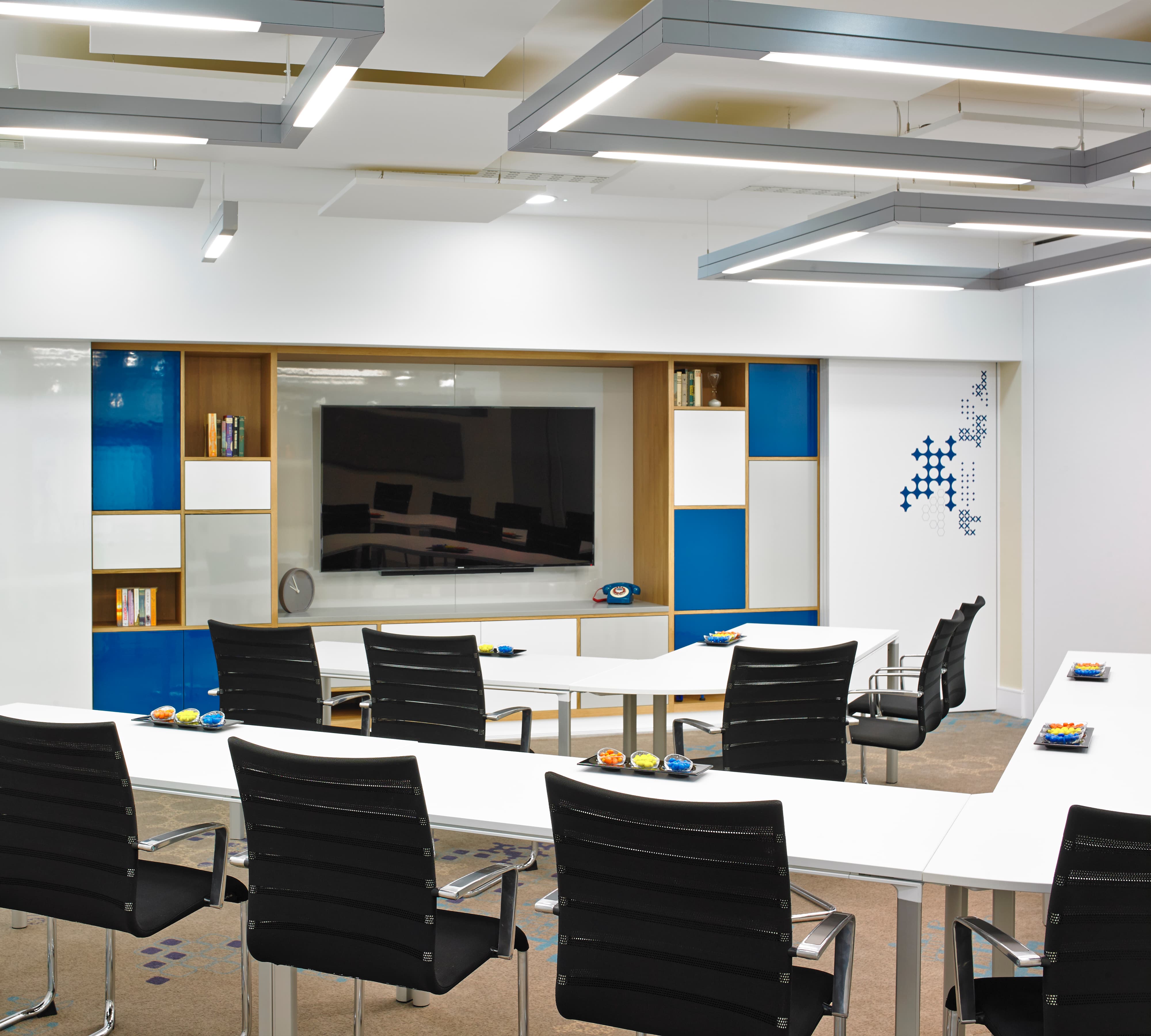 U-shape boardroom in London Marriott Kensington for professional meetings and corporate training.