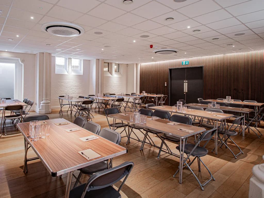 Qube Acton Studio A: Modern classroom setup for corporate training and collaborative workshops.