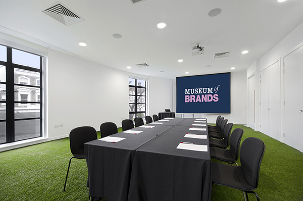Modern conference room with large screen, ideal for corporate meetings and workshops.