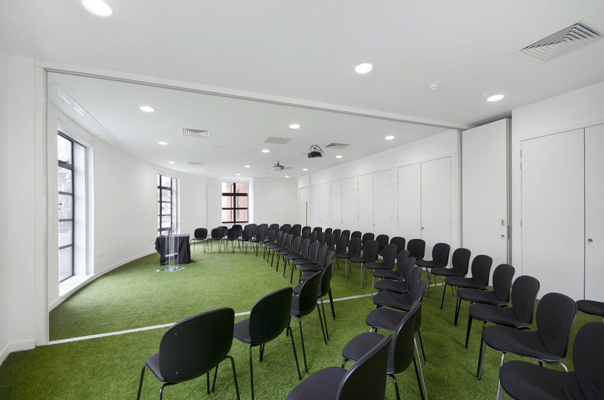 Modern conference room with circular black chairs, ideal for workshops and brainstorming.