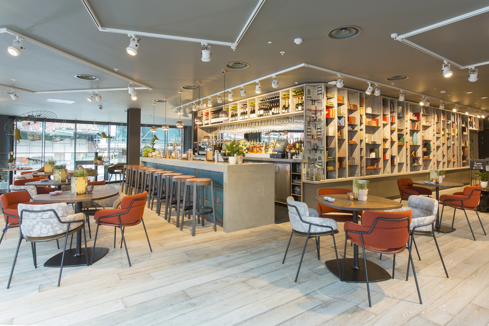 Modern event venue with flexible seating and warm lighting for meetings and workshops.