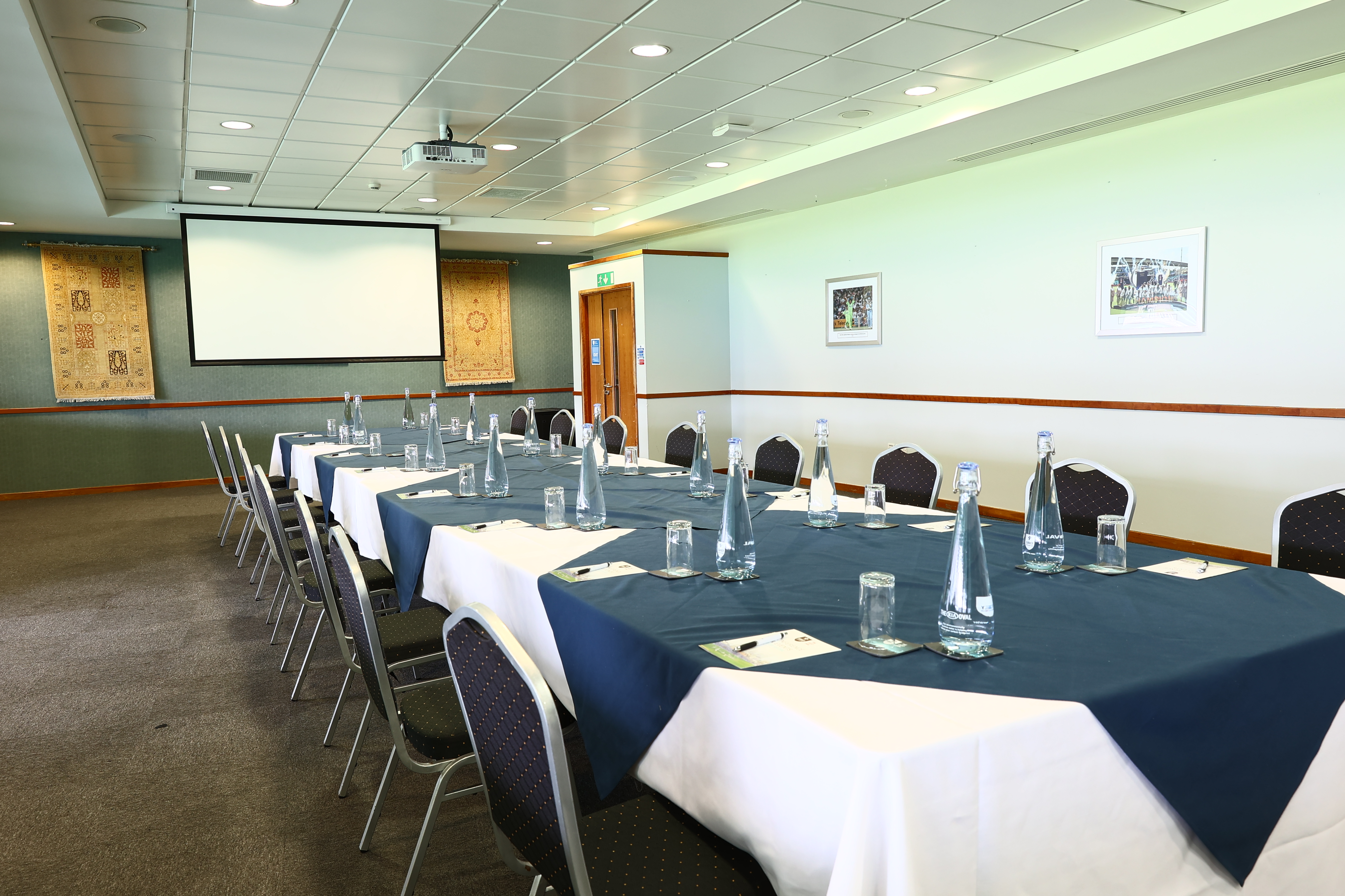Kia Oval Pakistan Room: professional meeting space with projector for events.