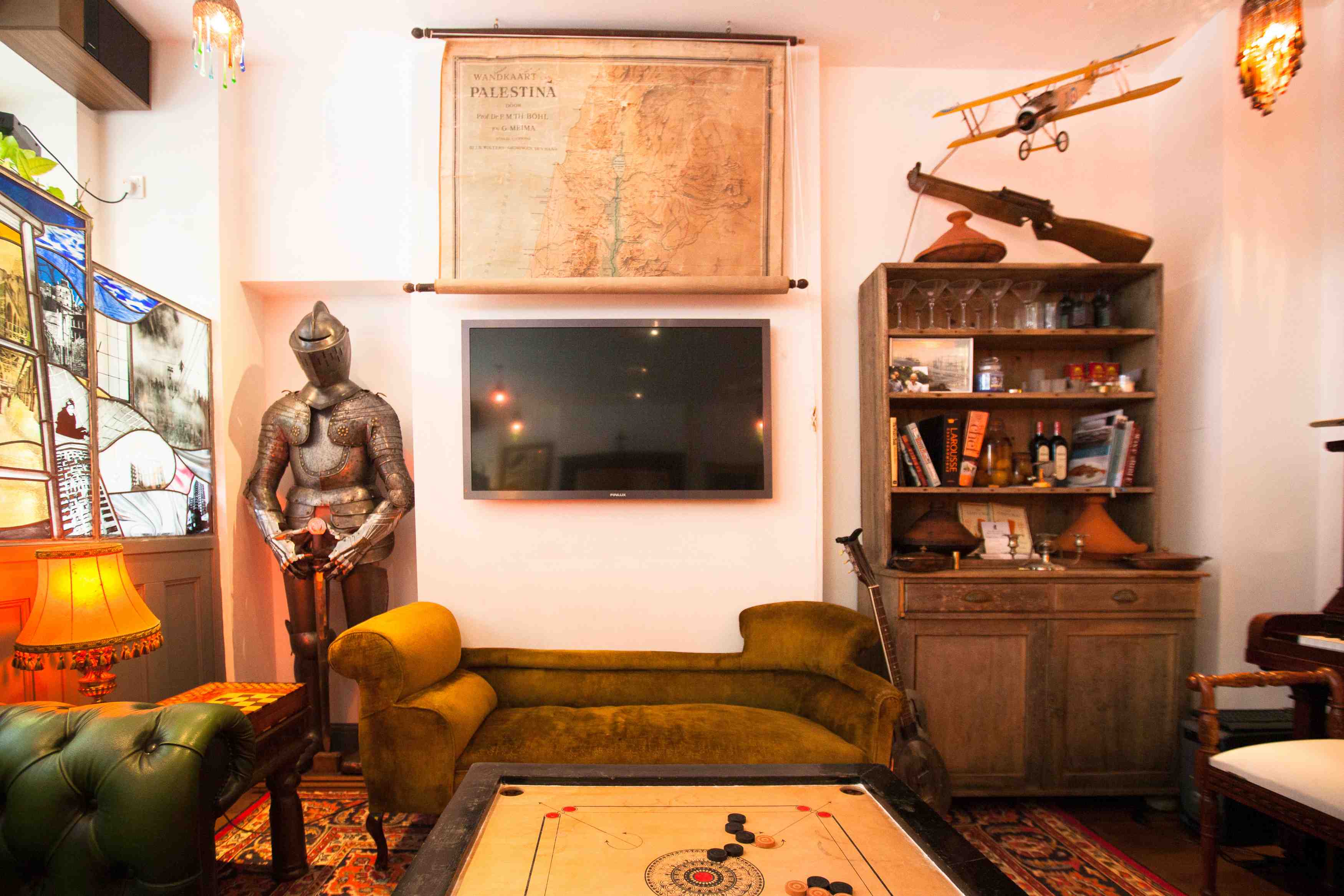 Inviting kitchen lounge with vintage decor, ideal for creative meetings and events.