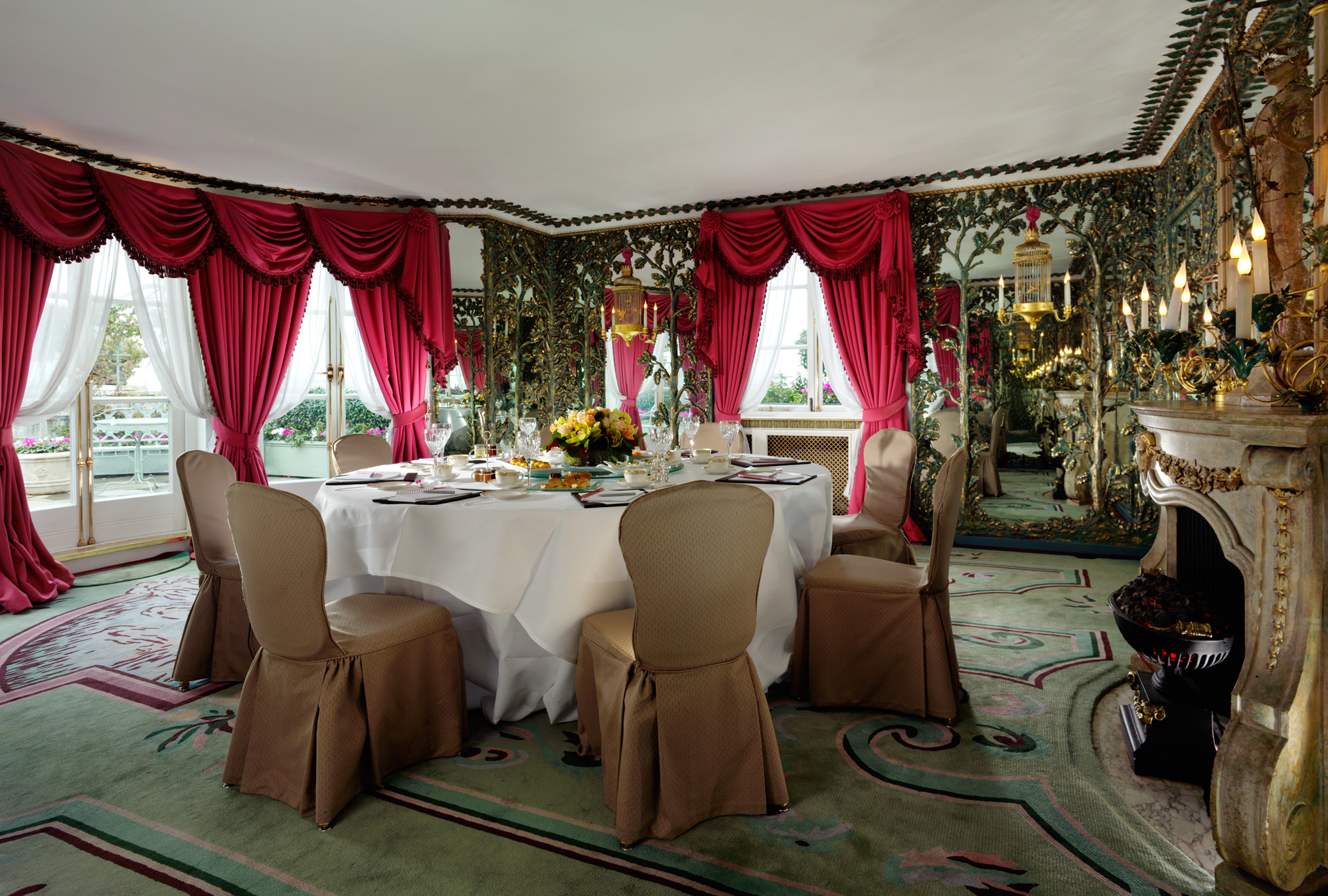 Elegant meeting space in The Dorchester with luxurious decor for high-end events.