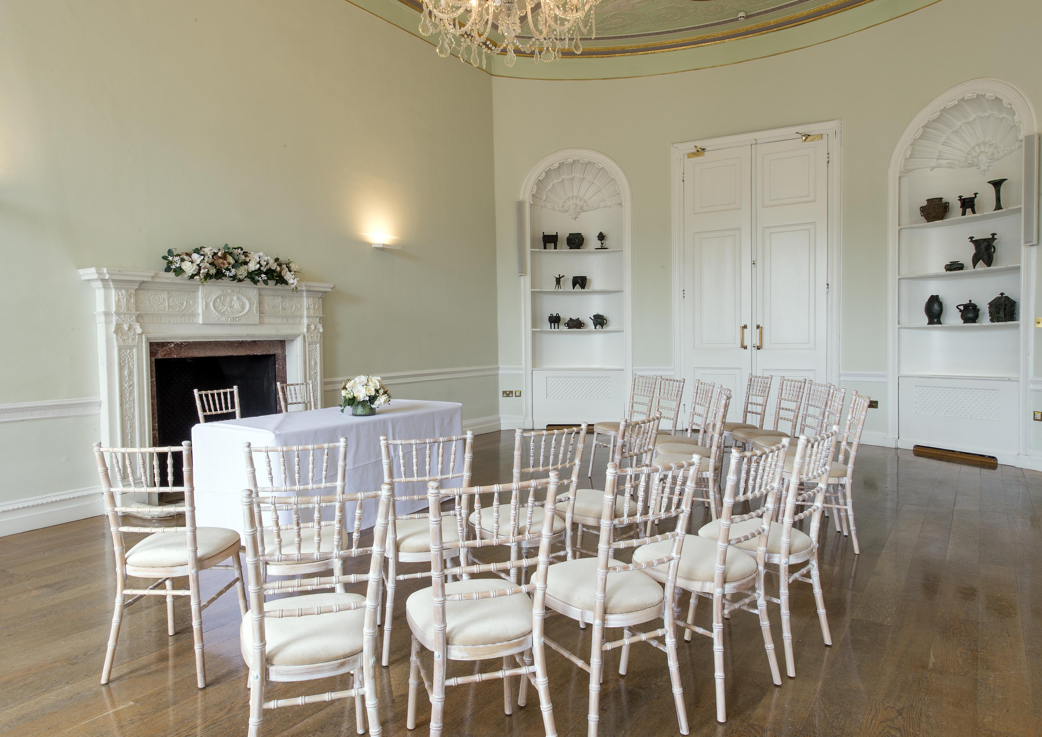 Elegant meeting space with chiavari chairs, ideal for workshops and private events.