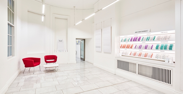 Modern exhibition area with red chairs, perfect for meetings and networking events.