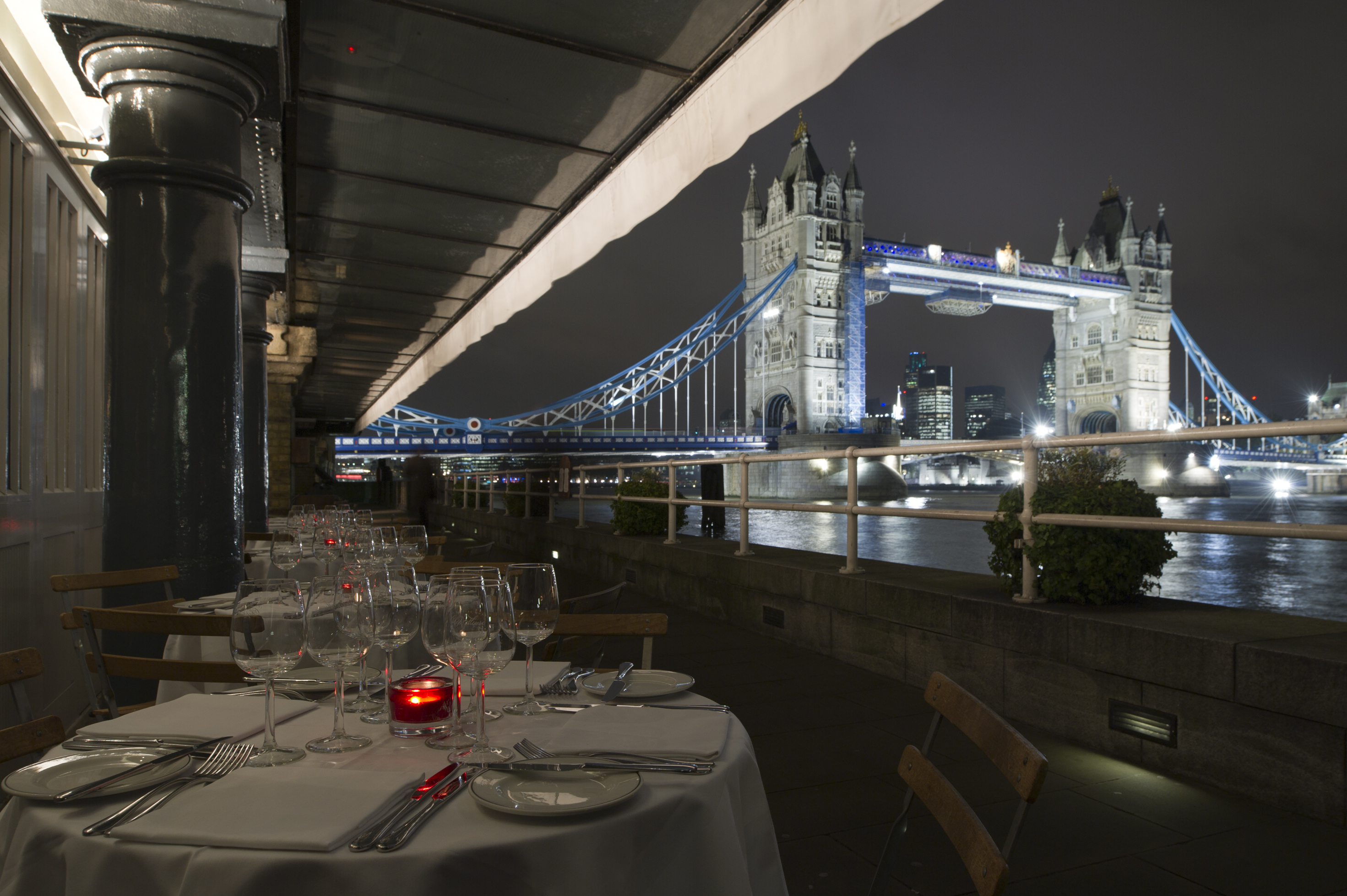 Elegant outdoor dining at Butlers Wharf with Tower Bridge view, perfect for upscale events.