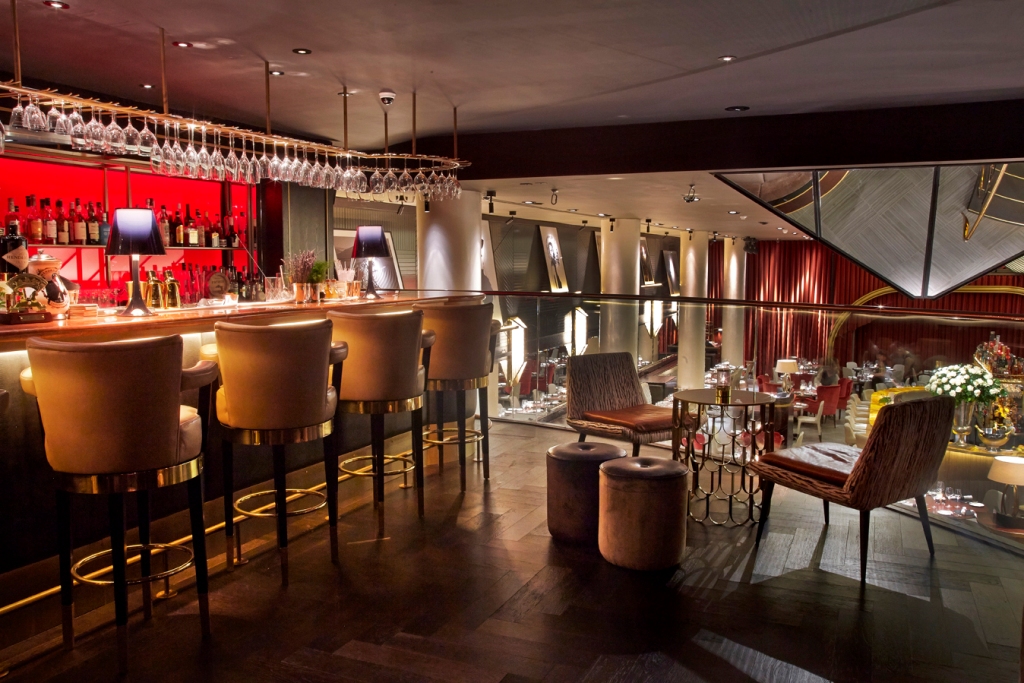 Sophisticated Quaglino's venue with elegant bar, perfect for cocktail receptions and upscale dinners.