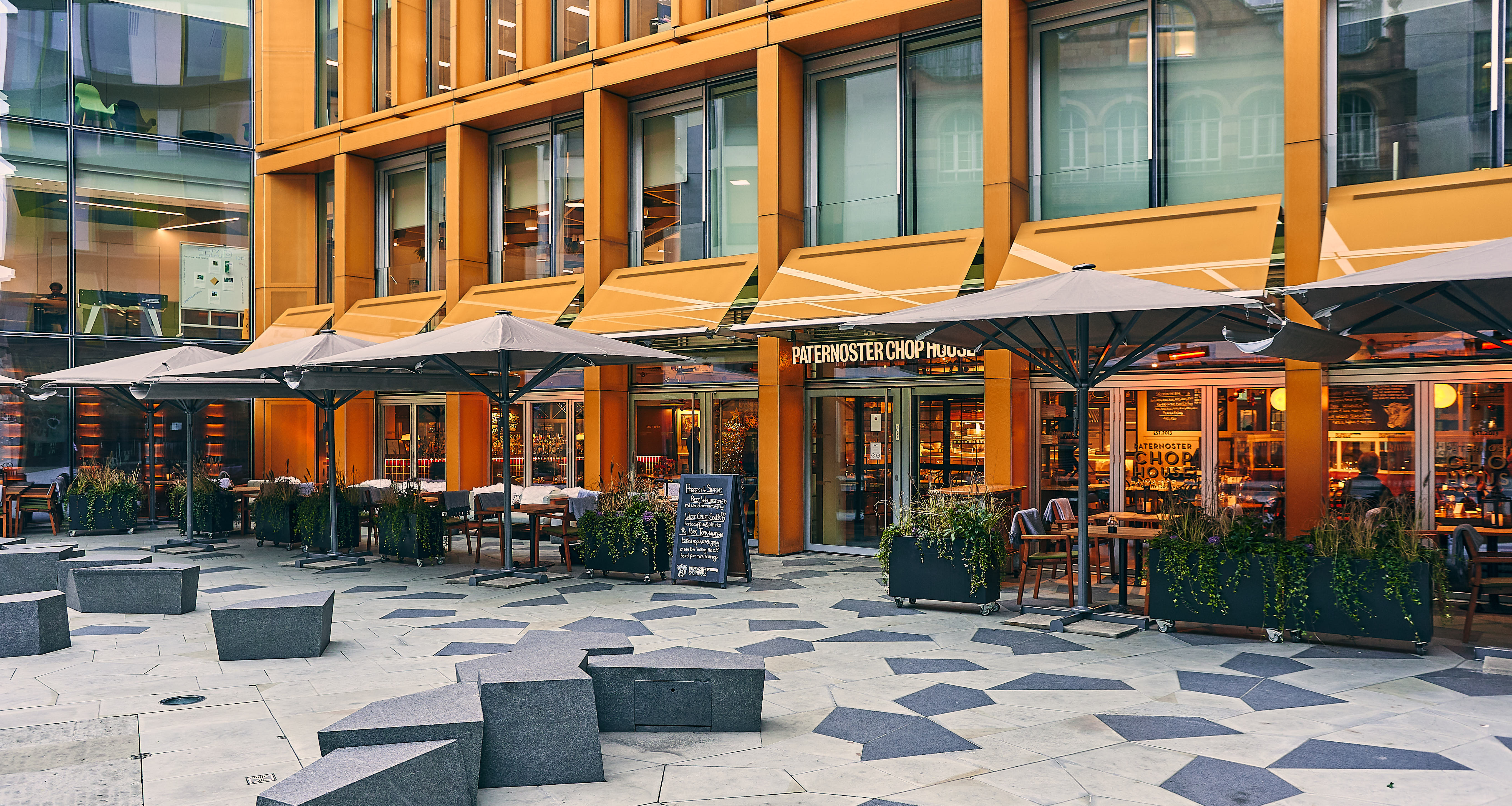 Vibrant outdoor dining at Paternoster Chop House, ideal for casual meetings and networking.