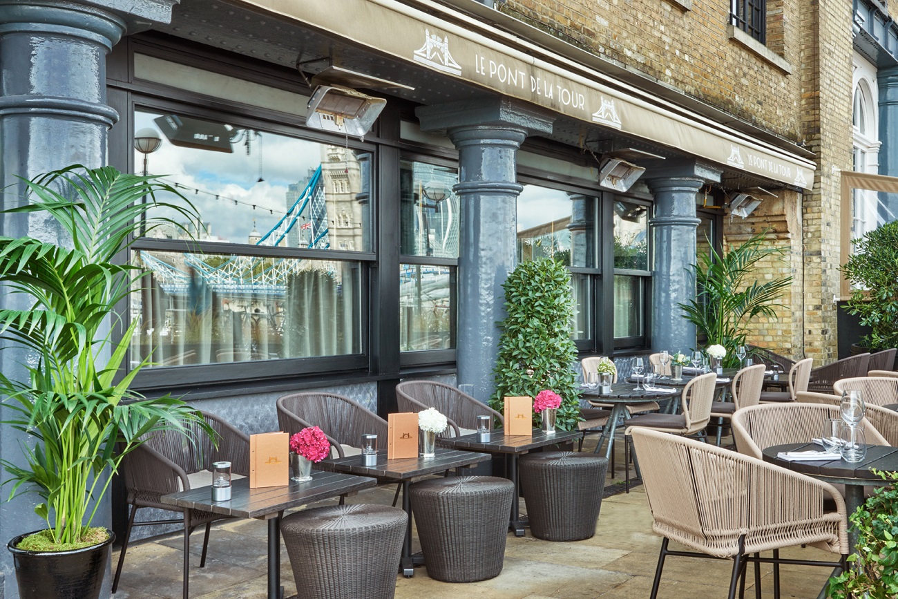 Stylish outdoor dining area at Le Pont de la Tour, ideal for casual meetings and events.