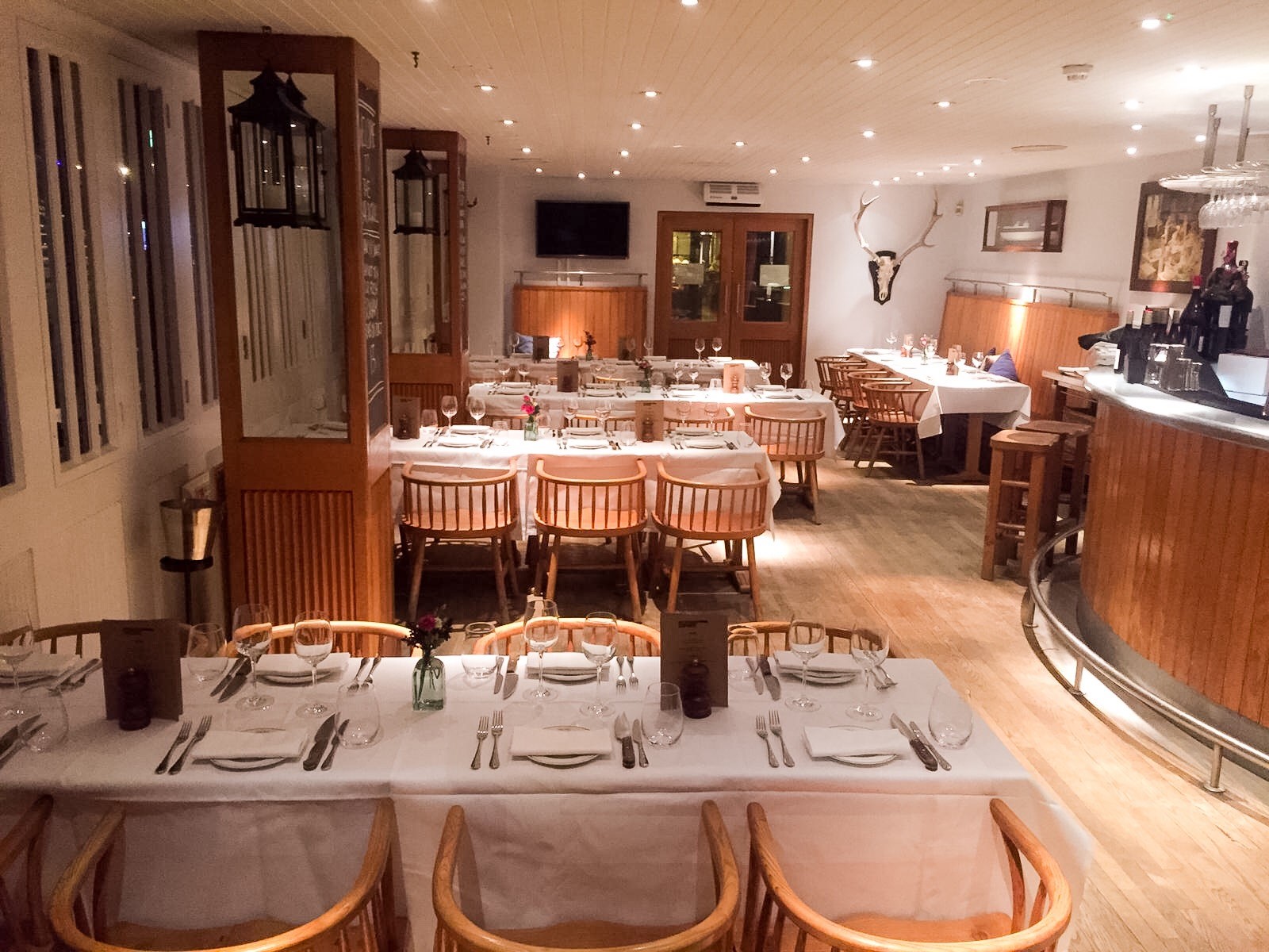 Elegant bar at Butlers Wharf Chop House, perfect for corporate events and intimate gatherings.