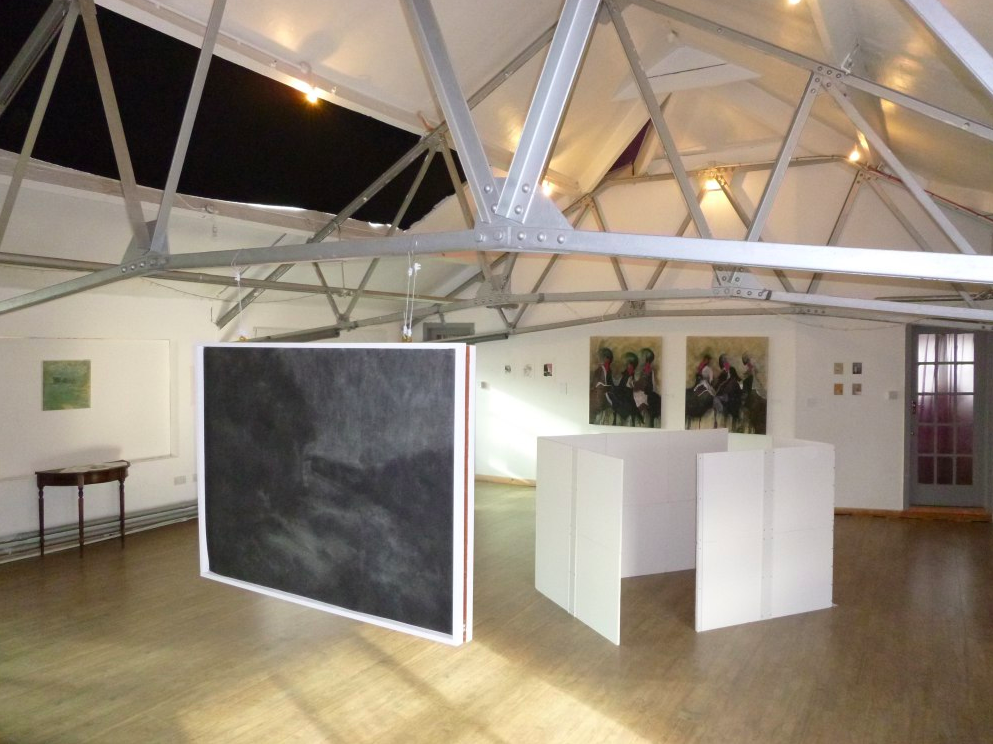 Versatile event space in Kraak Gallery with high ceilings, ideal for art exhibitions and corporate events.