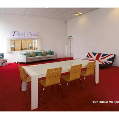 Versatile meeting space with modern table and red carpet for collaboration and comfort.