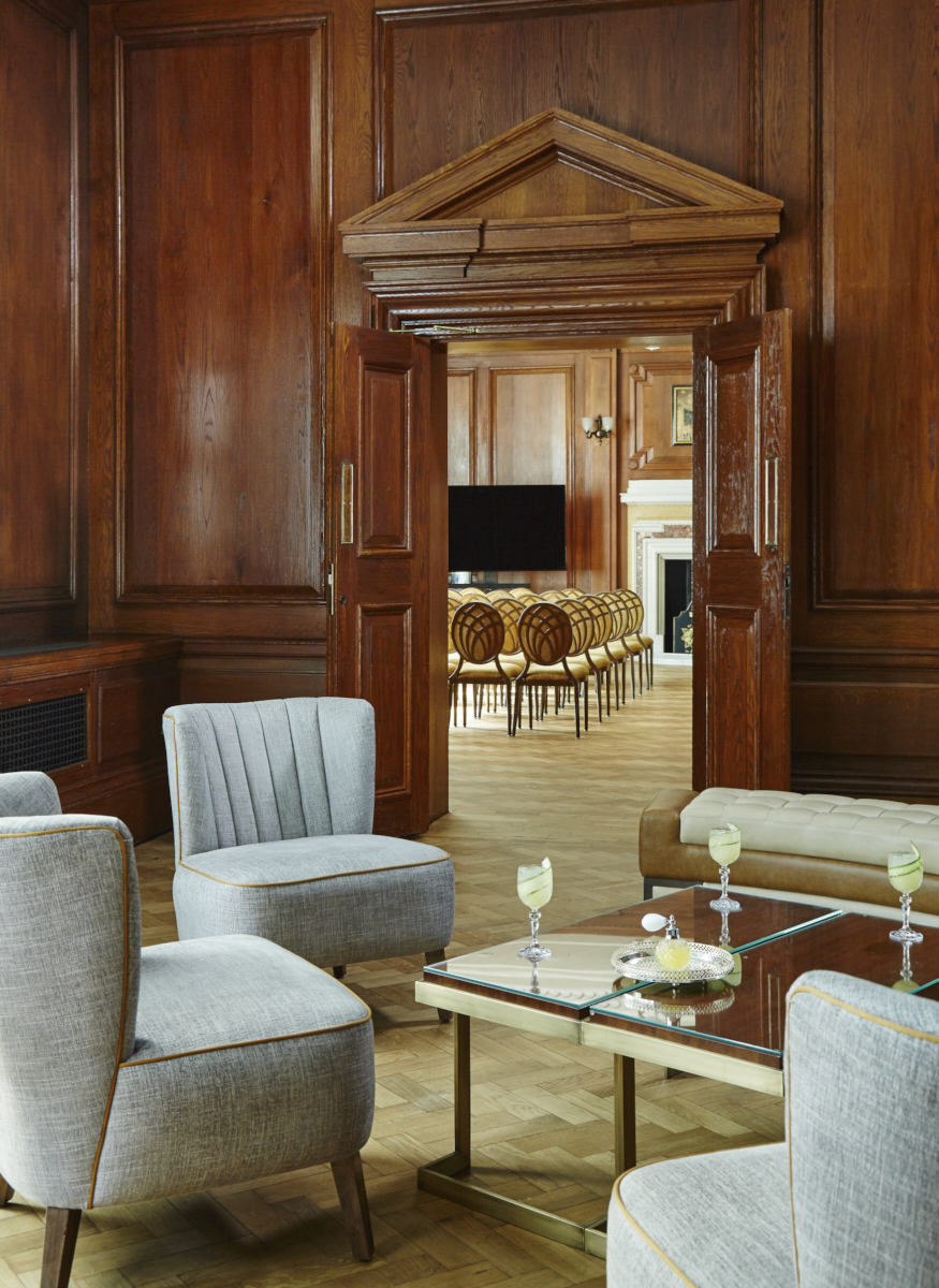 King George & Queen Mary in elegant meeting space, perfect for corporate events.