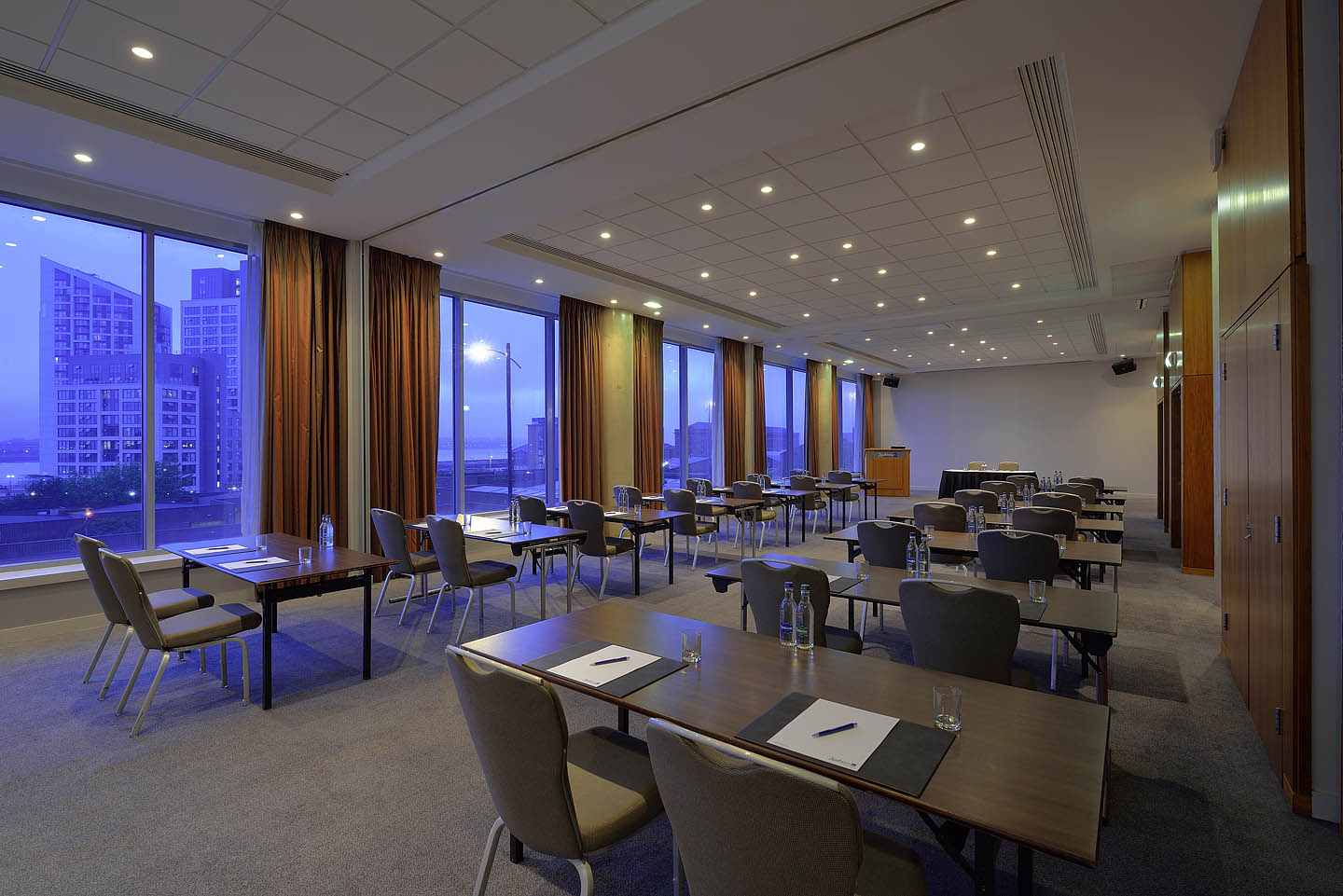 Dublin Suite at Radisson Blu: modern meeting room with natural light for workshops and presentations.