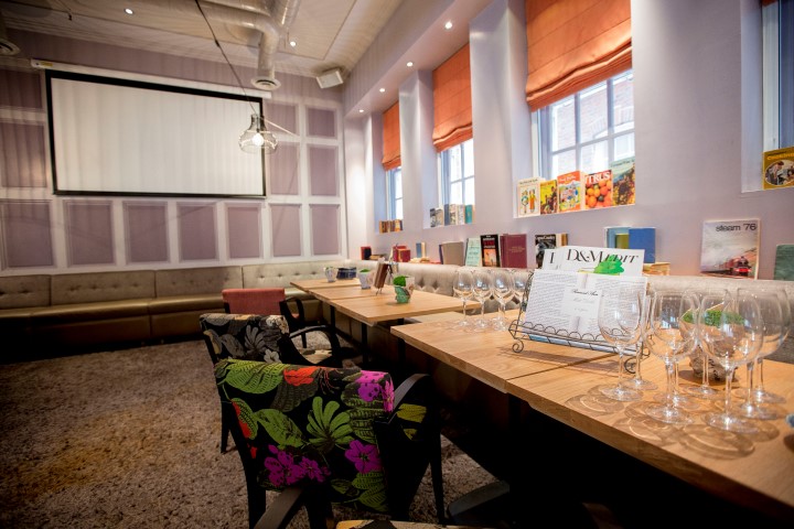 Stylish meeting space with long table, ideal for presentations and networking events.