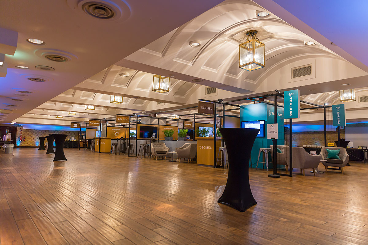 Spacious event venue with high ceiling, ideal for meetings and conferences.