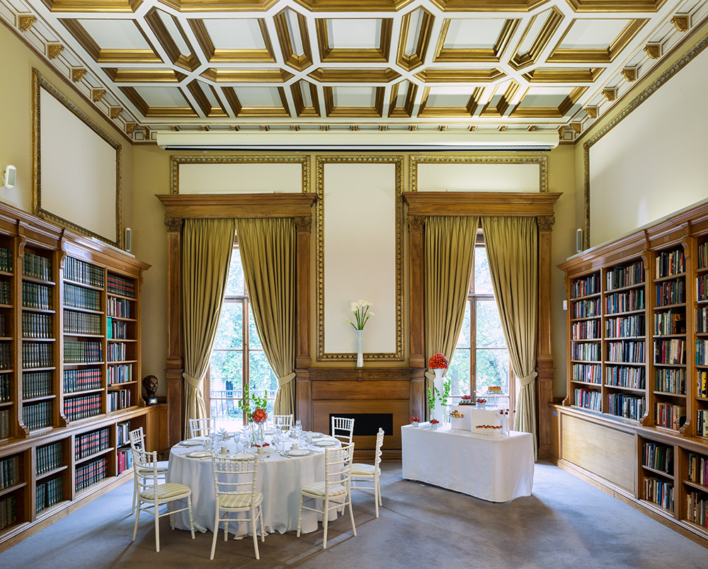Elegant meeting room with round table, ideal for corporate events and gatherings.