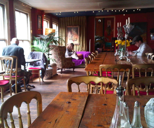 Cozy gallery venue with eclectic decor for informal meetings and small gatherings.