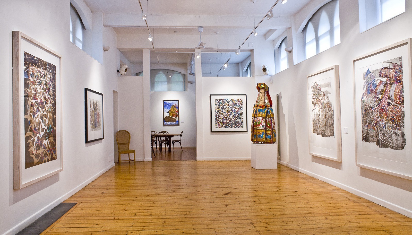 Spacious gallery with high ceilings, ideal for art exhibitions and corporate events.