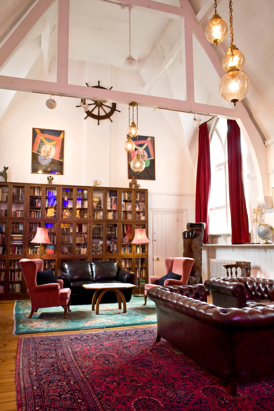 Stylish meeting space with plush armchairs for creative brainstorming events.