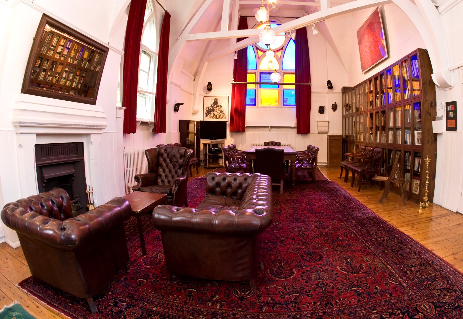 Stylish Club Room with leather seating, ideal for creative meetings and workshops.