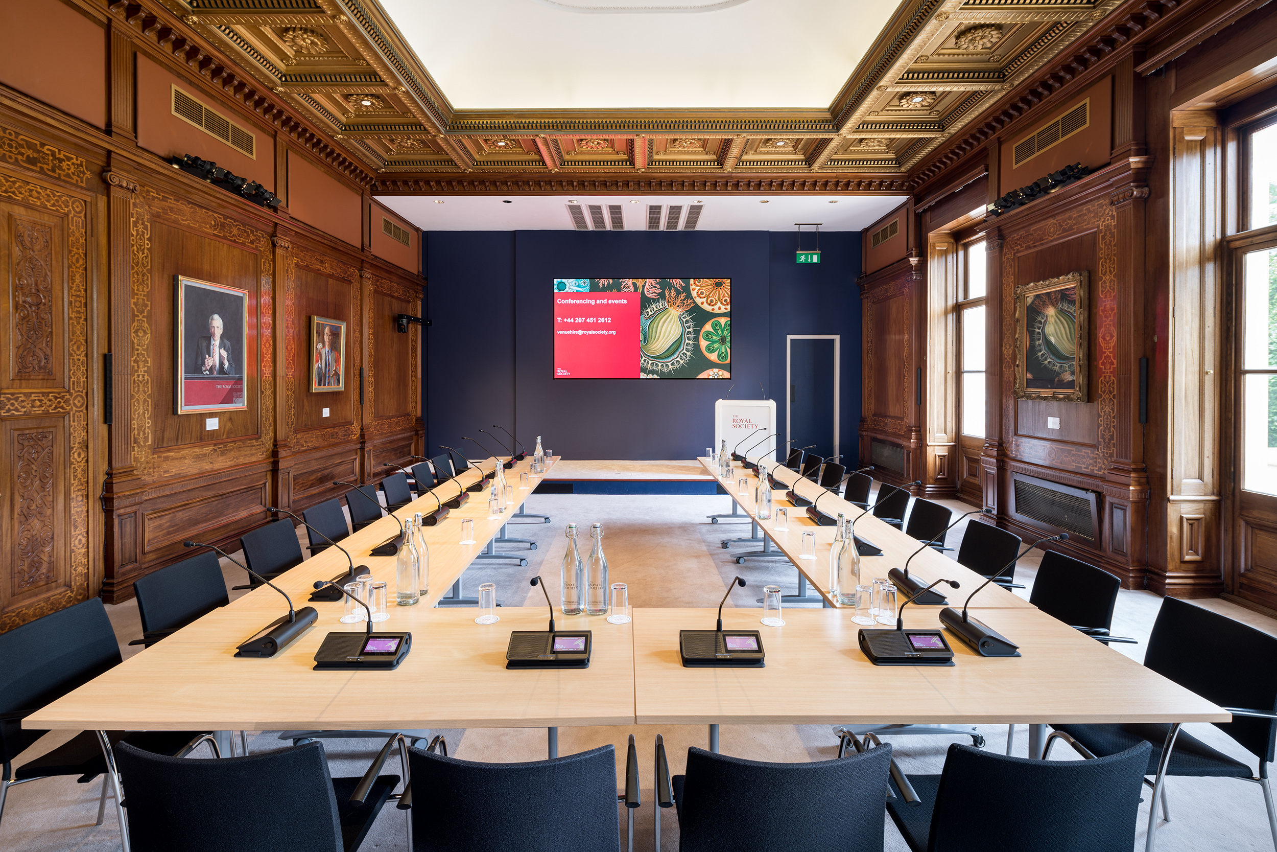 Kohn Centre meeting room with modern seating, ideal for professional events and presentations.